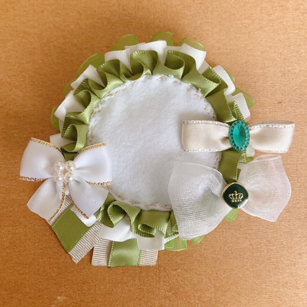 キーホルダーも付けられる 缶バッジロゼット カーキ × ホワイト プリンス