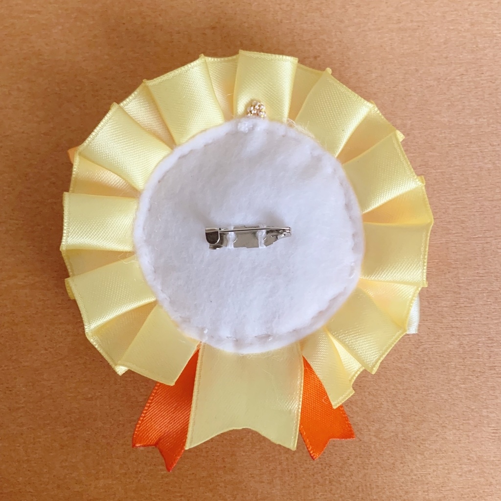 キーホルダーも付けられる 缶バッジロゼット イエロー × オレンジ グラデ