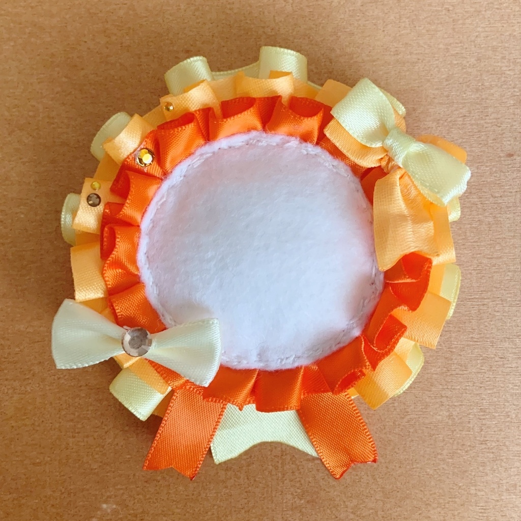 キーホルダーも付けられる 缶バッジロゼット イエロー × オレンジ グラデ