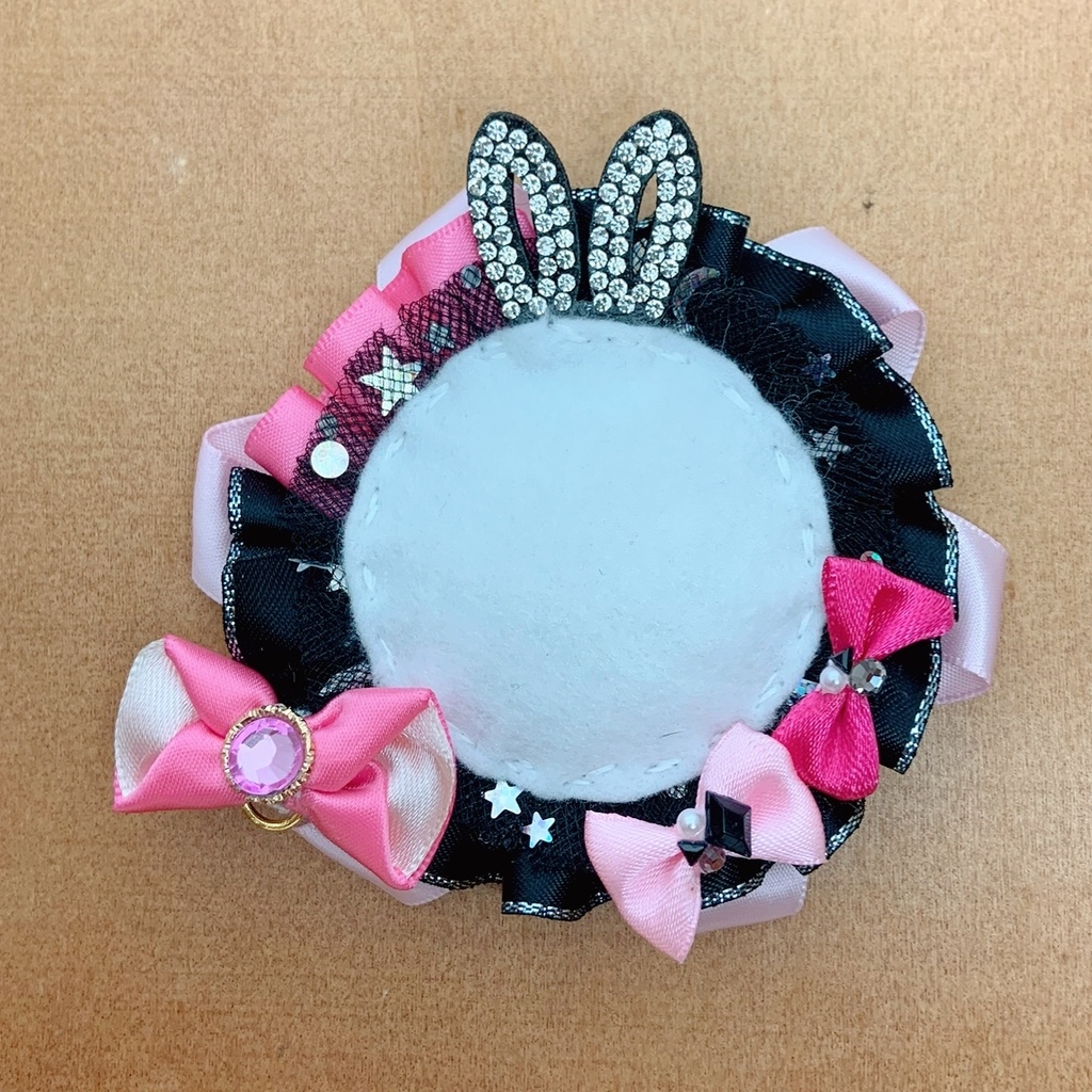 キーホルダーも付けられる 缶バッジロゼット ピンクカラー × ブラック ラビット