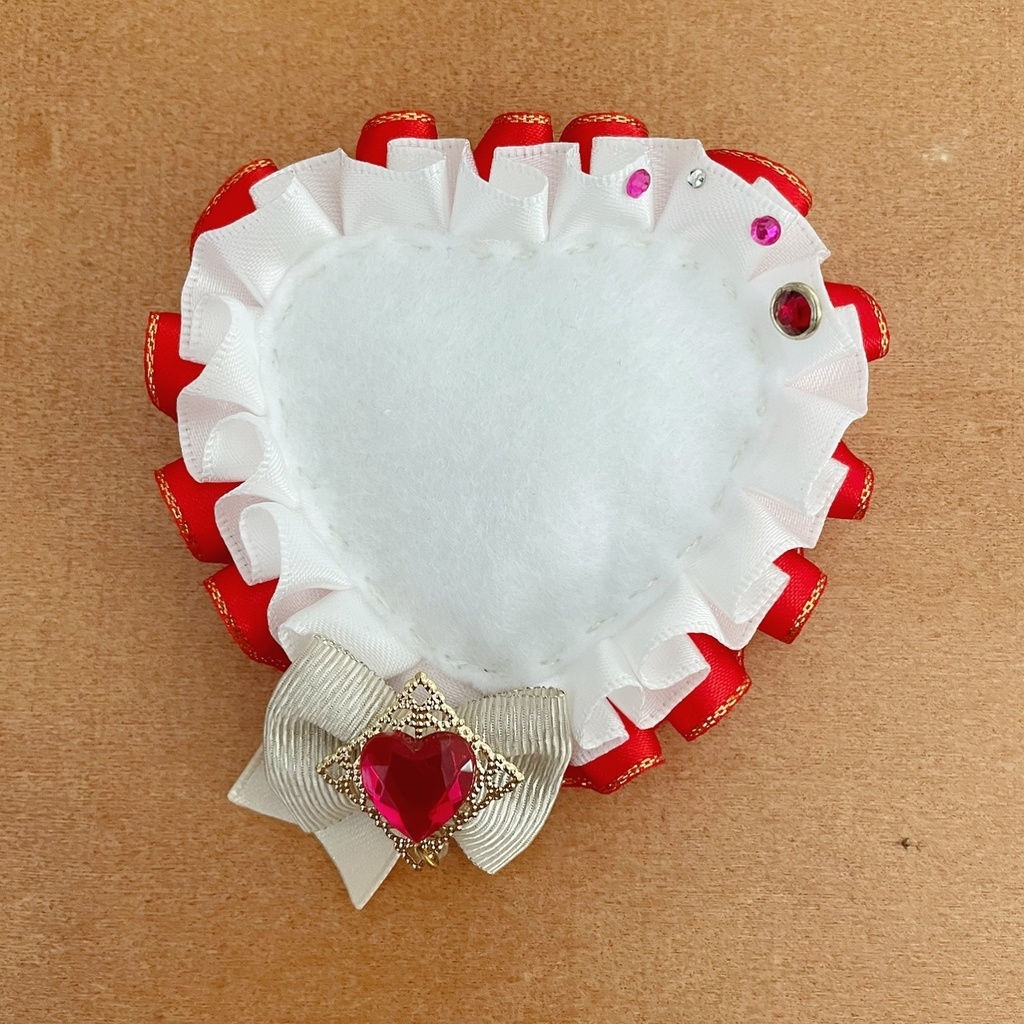 キーホルダーも付けられる ハート缶バッジロゼット カードケース レッド