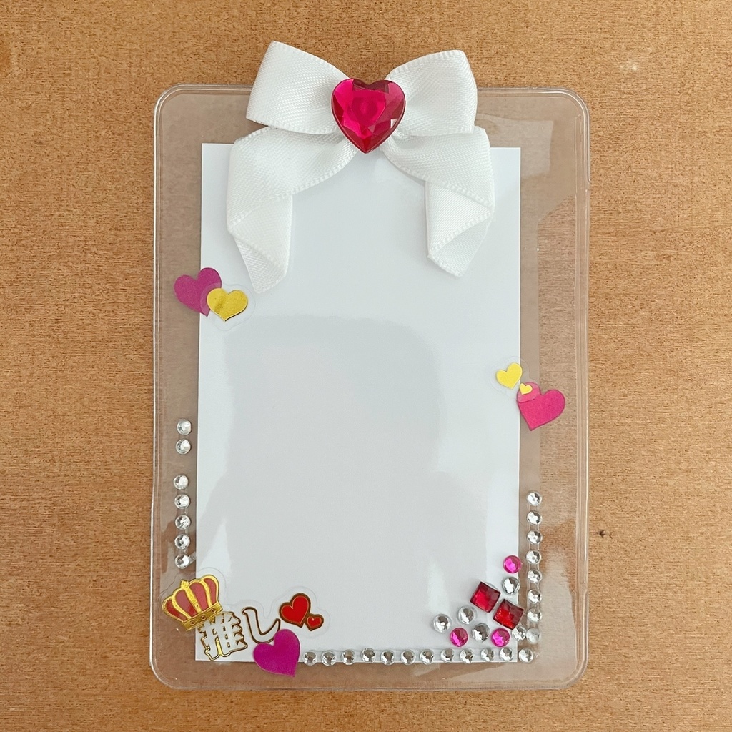 キーホルダーも付けられる ハート缶バッジロゼット カードケース レッド