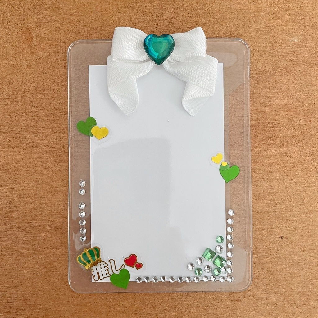 キーホルダーも付けられる ハート缶バッジロゼット カードケース グリーン