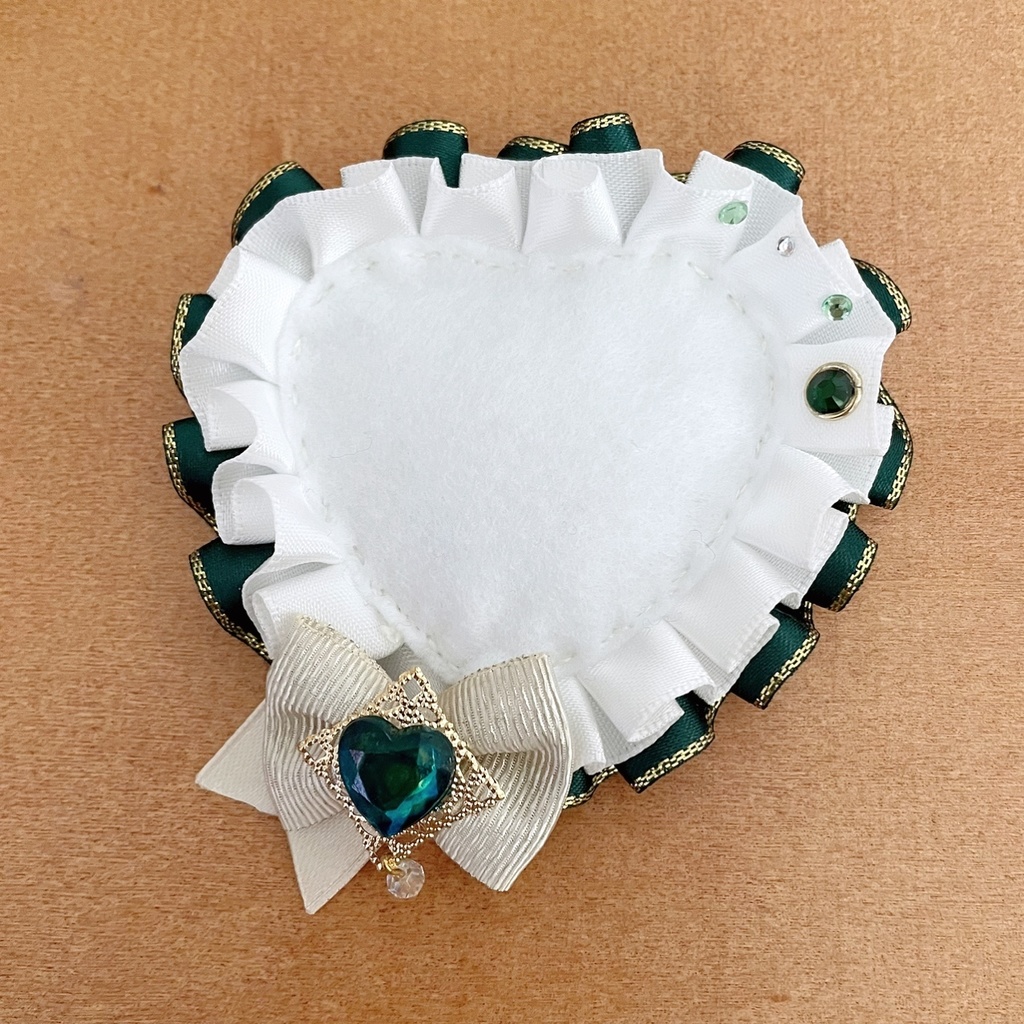 キーホルダーも付けられる ハート缶バッジロゼット カードケース グリーン