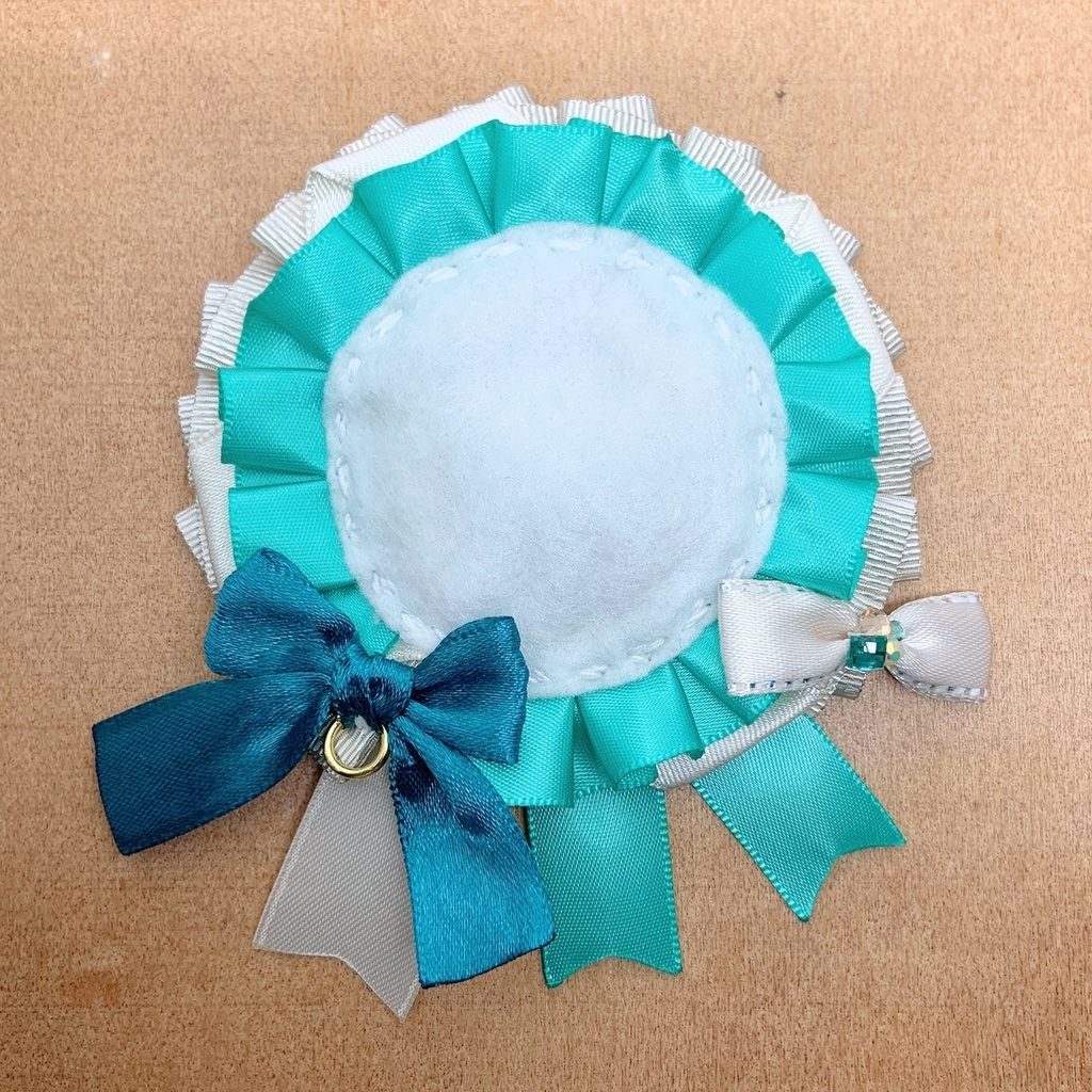 キーホルダーも付けられる 缶バッジロゼット エメラルド × ゴールドカラー