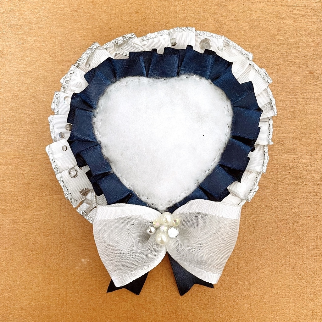 ハート缶バッジロゼット ネイビー × ホワイト 雪の結晶