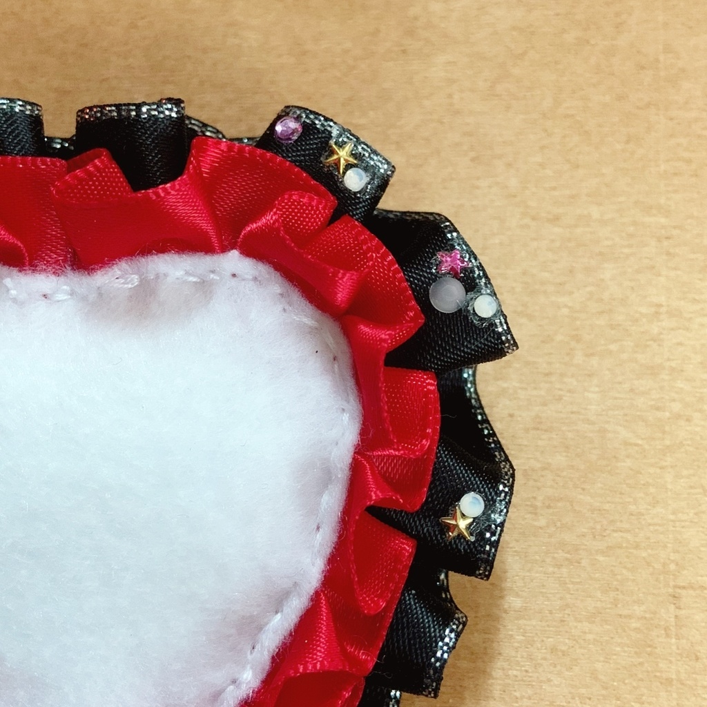 ハート缶バッジロゼット レッド × ブラック シルバーライン スター