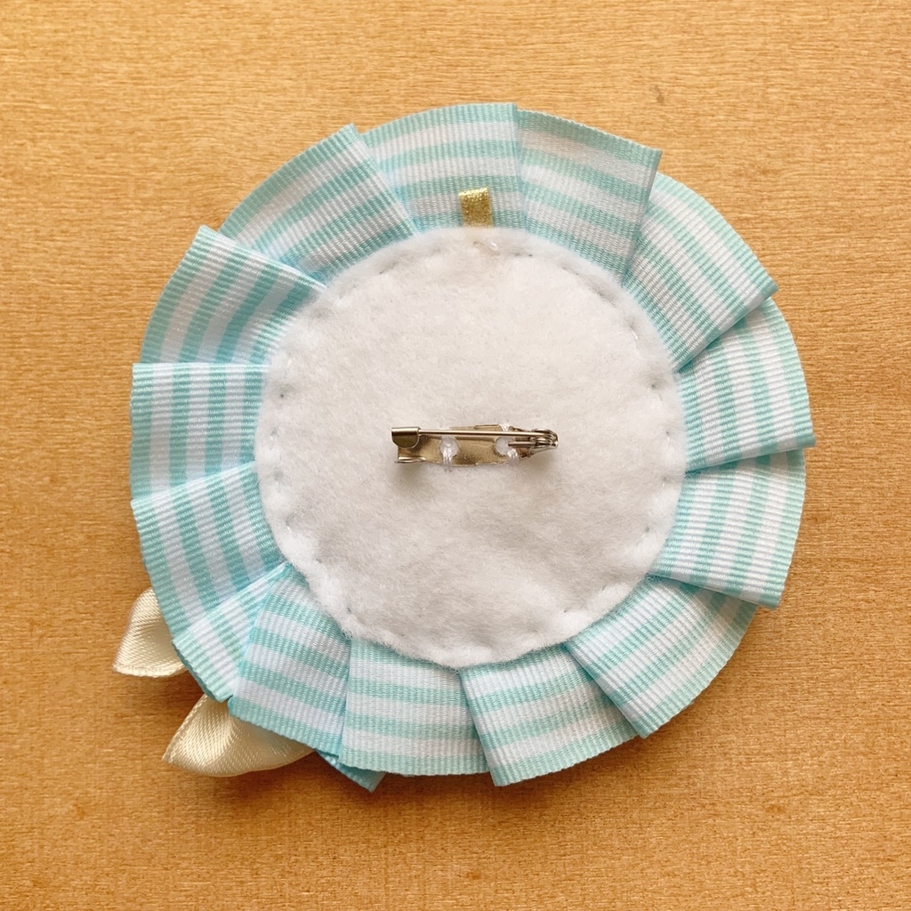 缶バッジロゼット スカイブルー × ホワイト ボーダー ビジュー