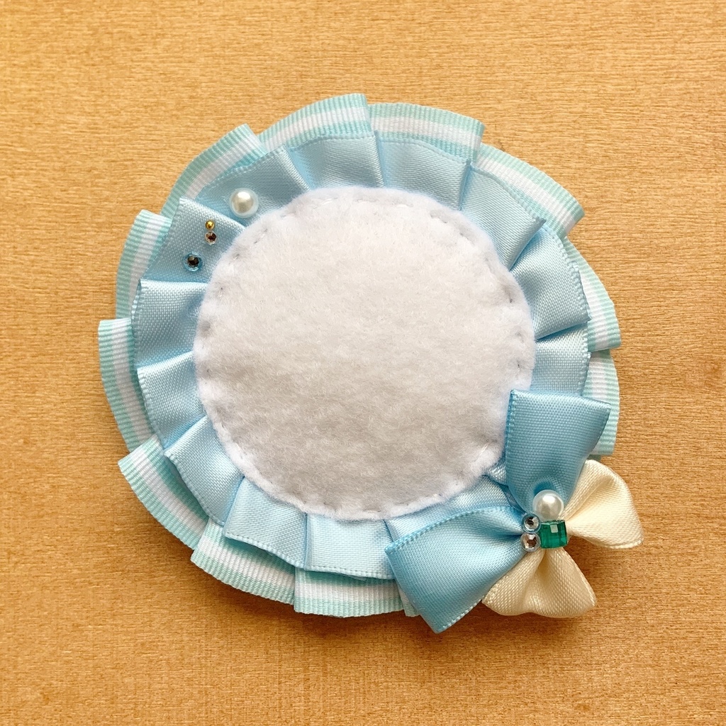 缶バッジロゼット スカイブルー × ホワイト ボーダー ビジュー