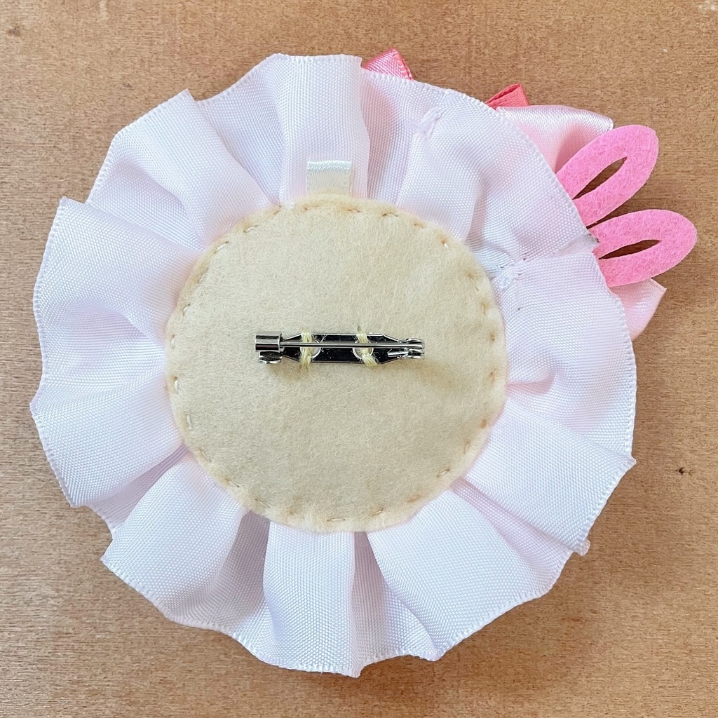 ビジューうさ耳缶バッジロゼット ピンク × ホワイトシフォン