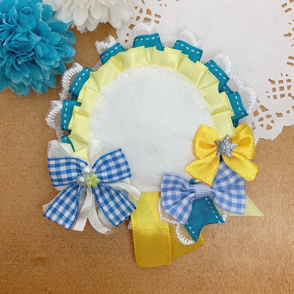 キーホルダーも付けられる 缶バッジロゼット イエロー × ライトブルー スター