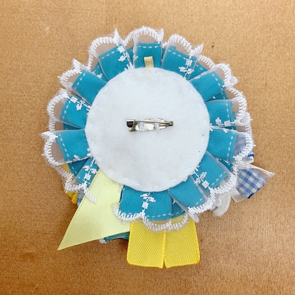 キーホルダーも付けられる 缶バッジロゼット イエロー × ライトブルー スター