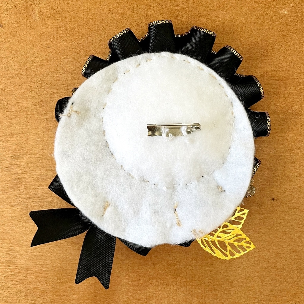 缶バッジロゼット ブラックカラー ローズブーケ バタフライ