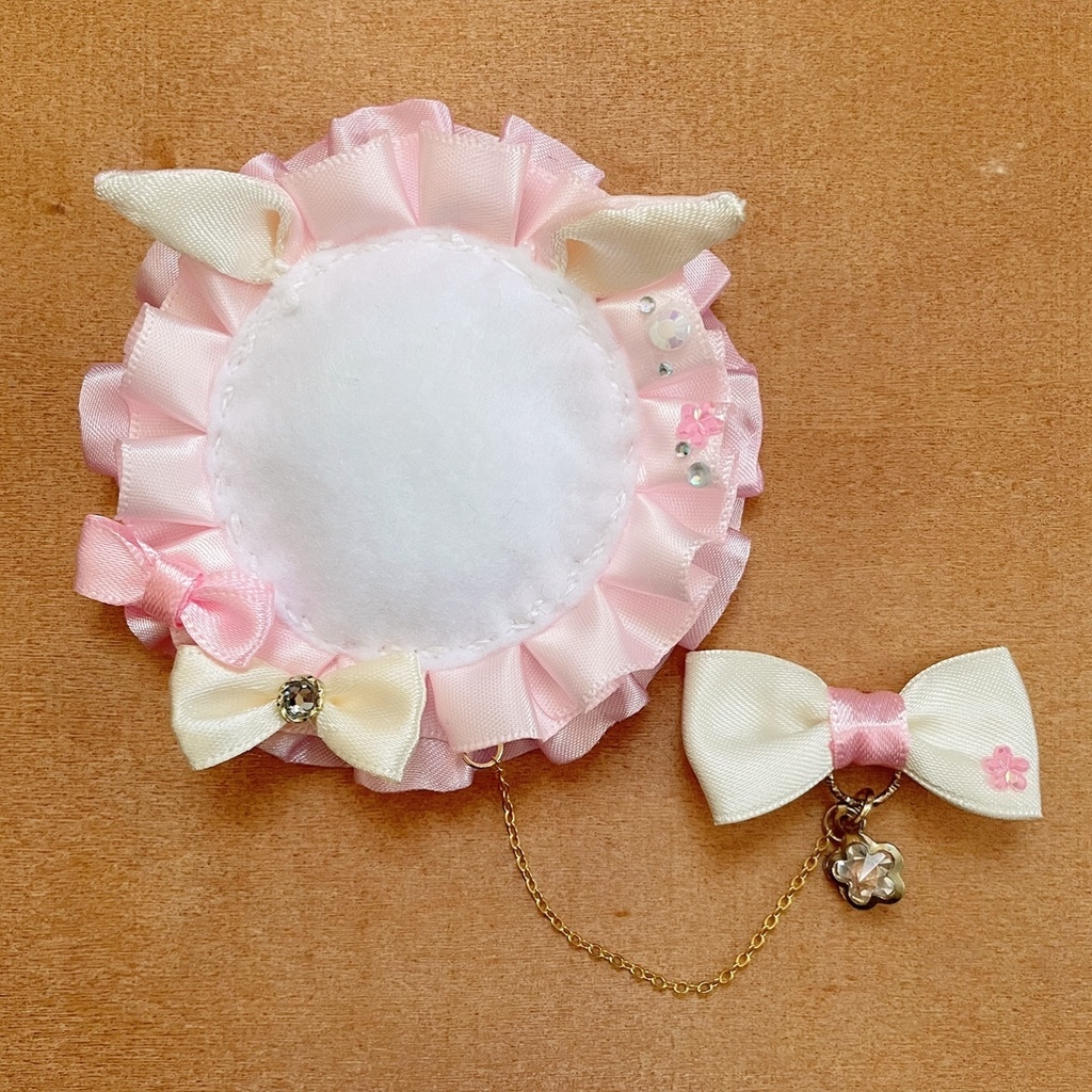 キーホルダーもつけられる うさ耳缶バッジロゼット ピンク × フラワー