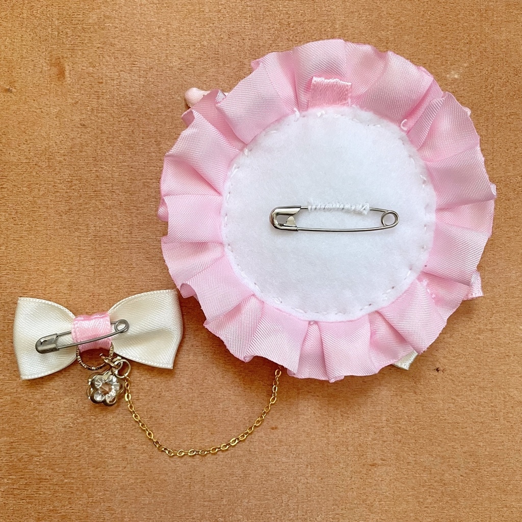 キーホルダーもつけられる うさ耳缶バッジロゼット ピンク × フラワー