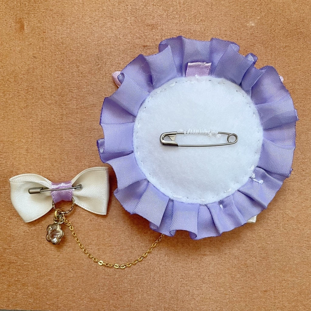 キーホルダーもつけられる うさ耳缶バッジロゼット パープル × フラワー セット