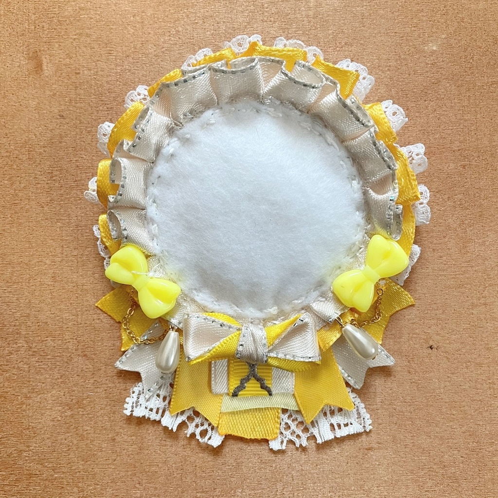 缶バッジロゼット イエローカラー ダブルリボン レース パール