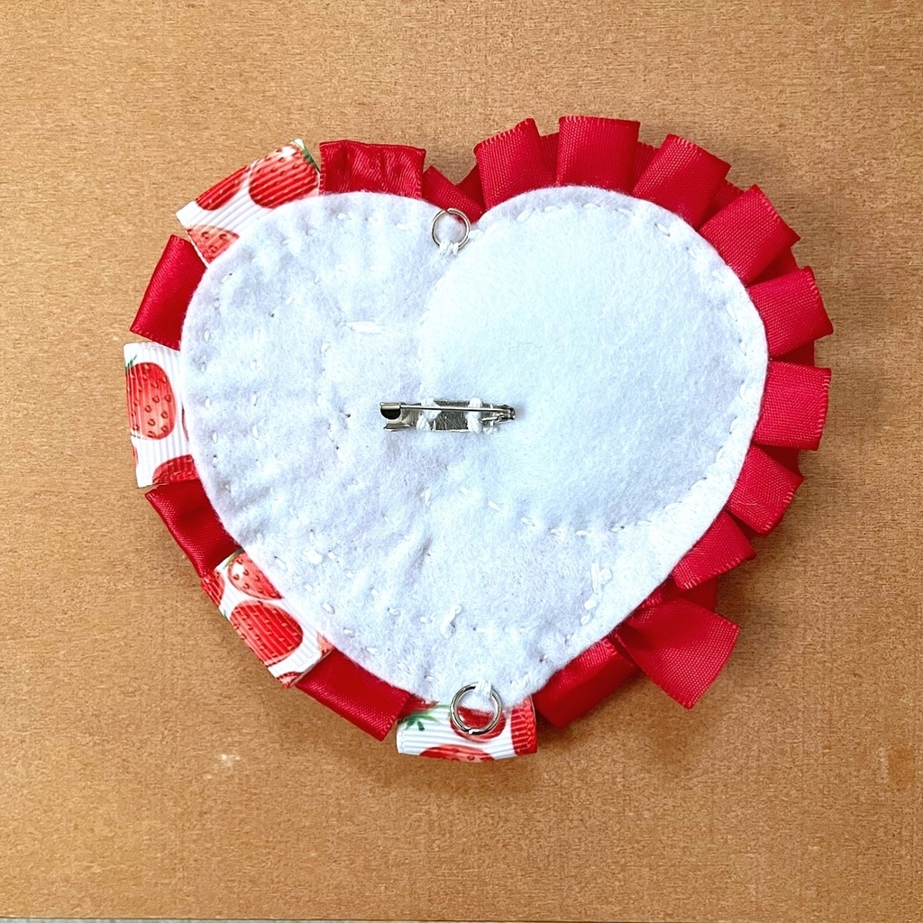 キーホルダーも付けられるハート型 缶バッジロゼット レッド パール ストロベリー