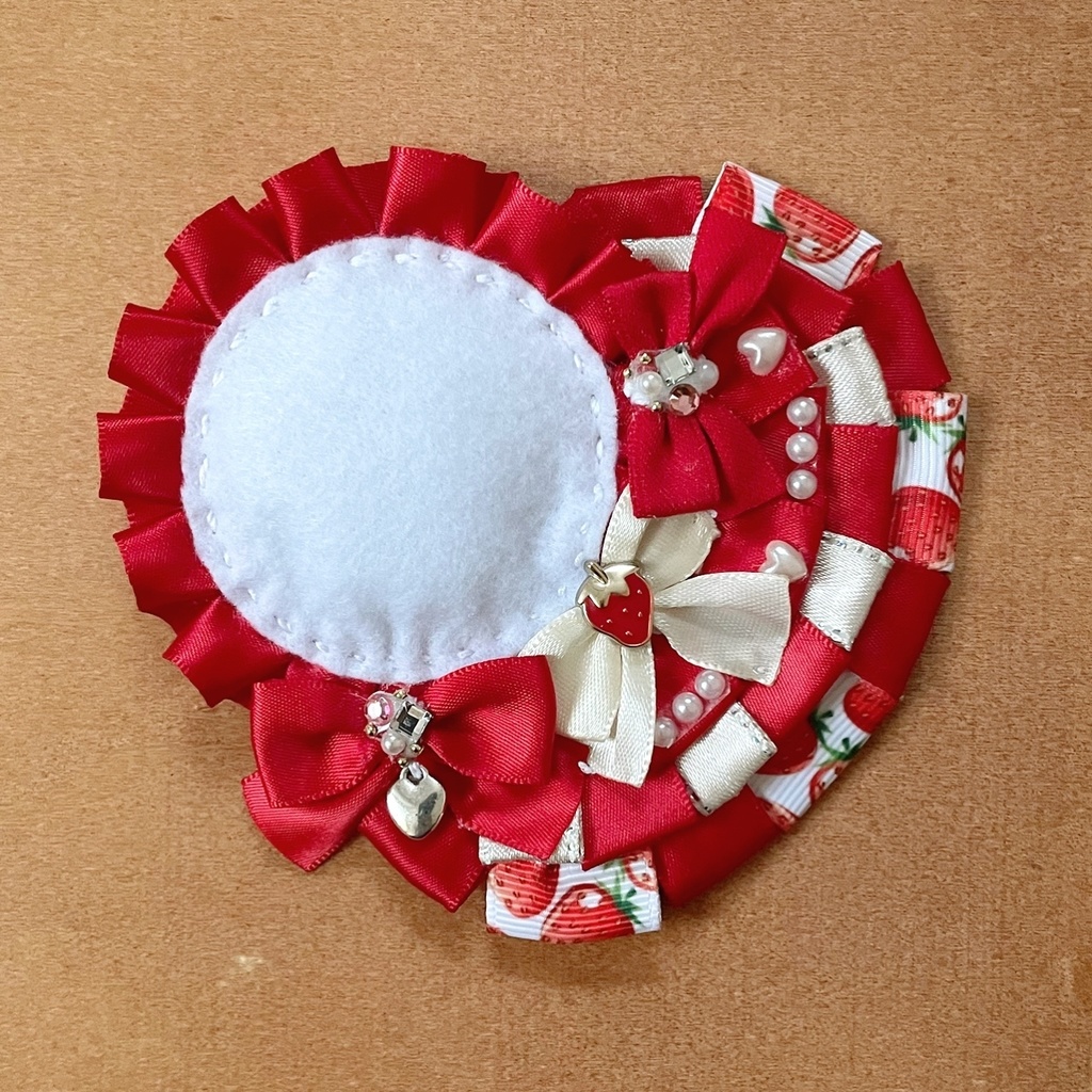 キーホルダーも付けられるハート型 缶バッジロゼット レッド パール ストロベリー