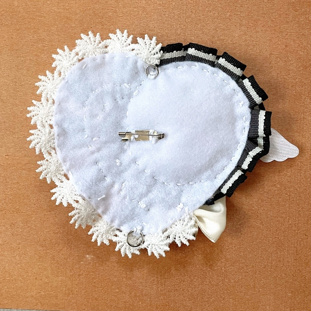 キーホルダーも付けられるハート型 缶バッジロゼット ブラック レース エンジェル