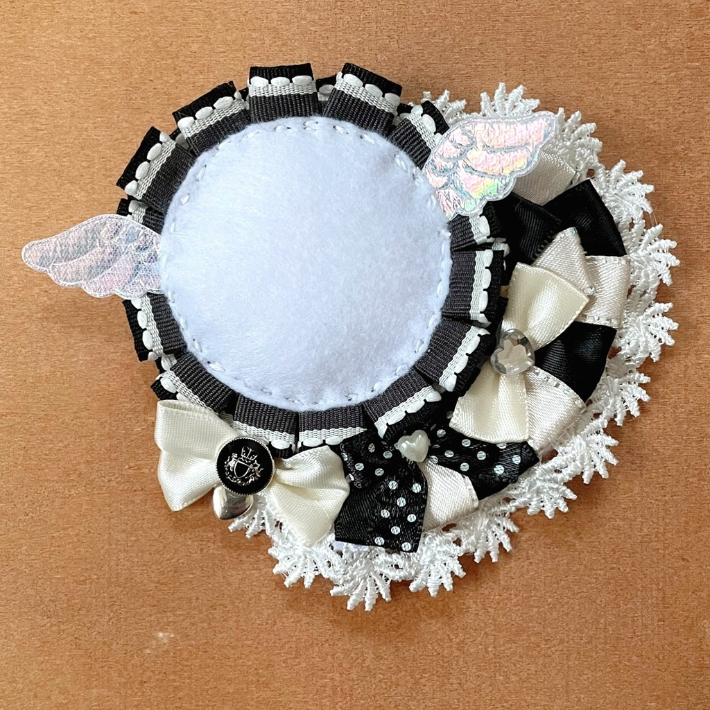 キーホルダーも付けられるハート型 缶バッジロゼット ブラック レース エンジェル