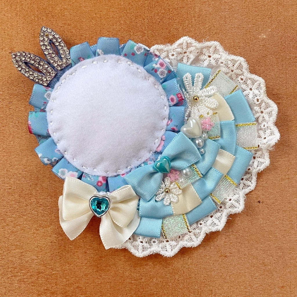 キーホルダーも付けられるハート型 缶バッジロゼット ブルー レース ラビット