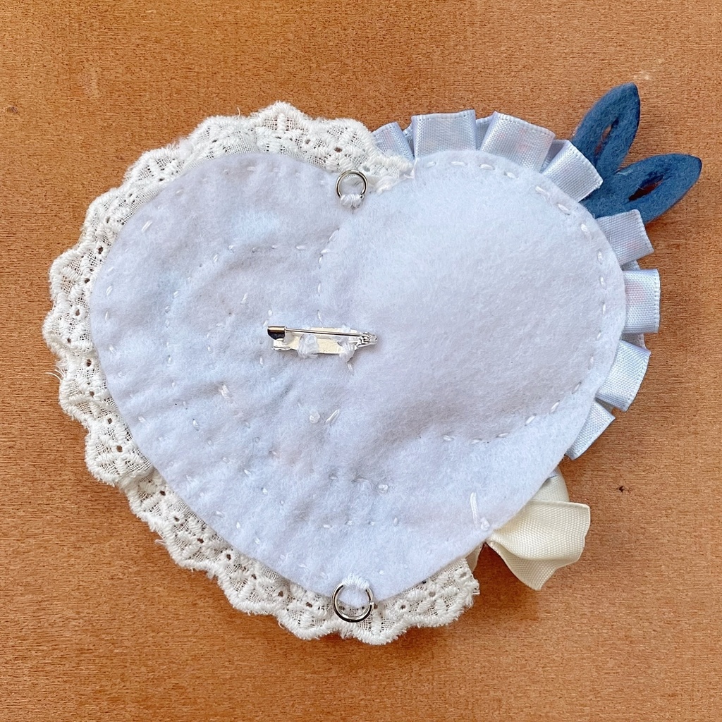 キーホルダーも付けられるハート型 缶バッジロゼット ブルー レース ラビット