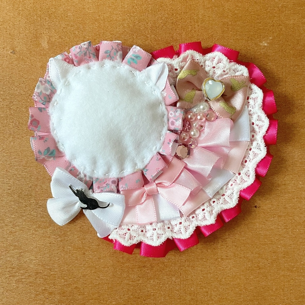 キーホルダーも付けられるハート型 缶バッジロゼット ピンク ビジュー キャット