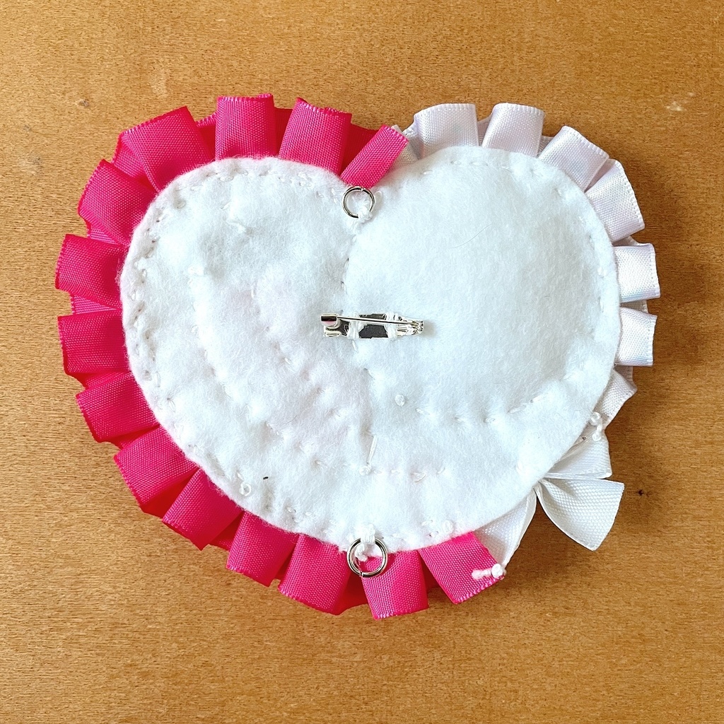 キーホルダーも付けられるハート型 缶バッジロゼット ピンク ビジュー キャット