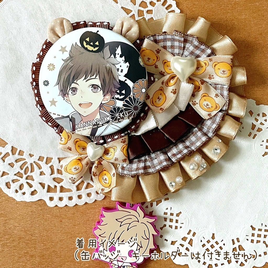 キーホルダーも付けられるハート型 缶バッジロゼット ベージュ チェック ベアー