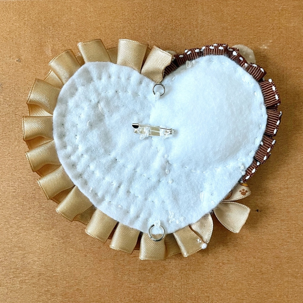 キーホルダーも付けられるハート型 缶バッジロゼット ベージュ チェック ベアー