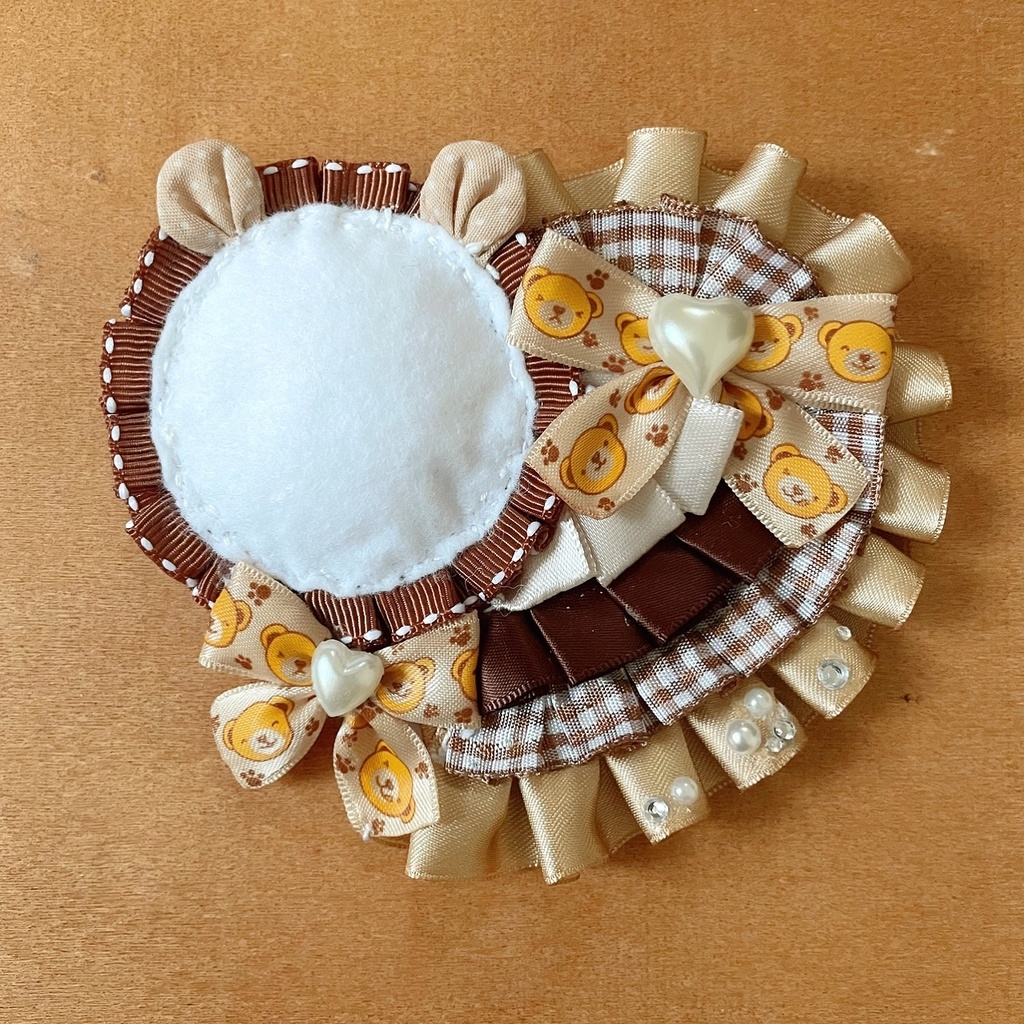 キーホルダーも付けられるハート型 缶バッジロゼット ベージュ チェック ベアー