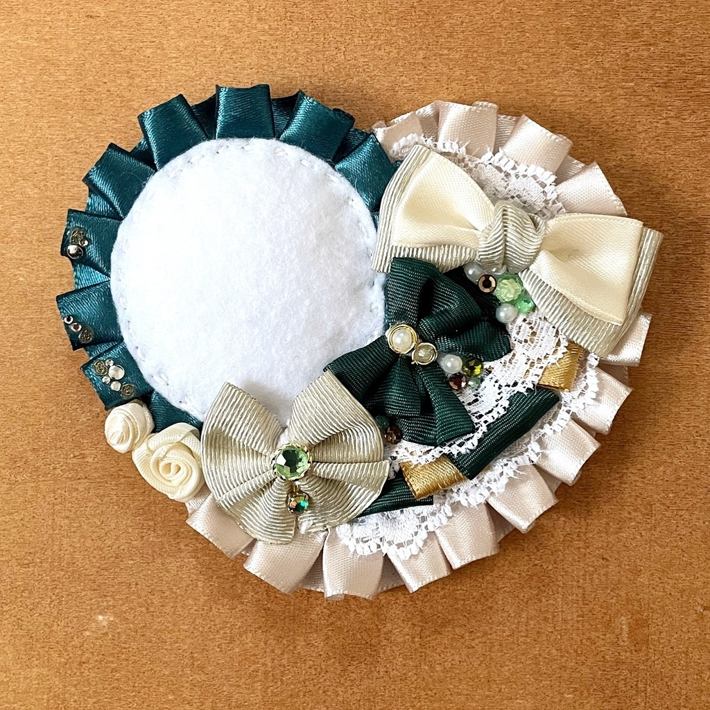 キーホルダーも付けられるハート型 缶バッジロゼット グリーン ビッグリボン