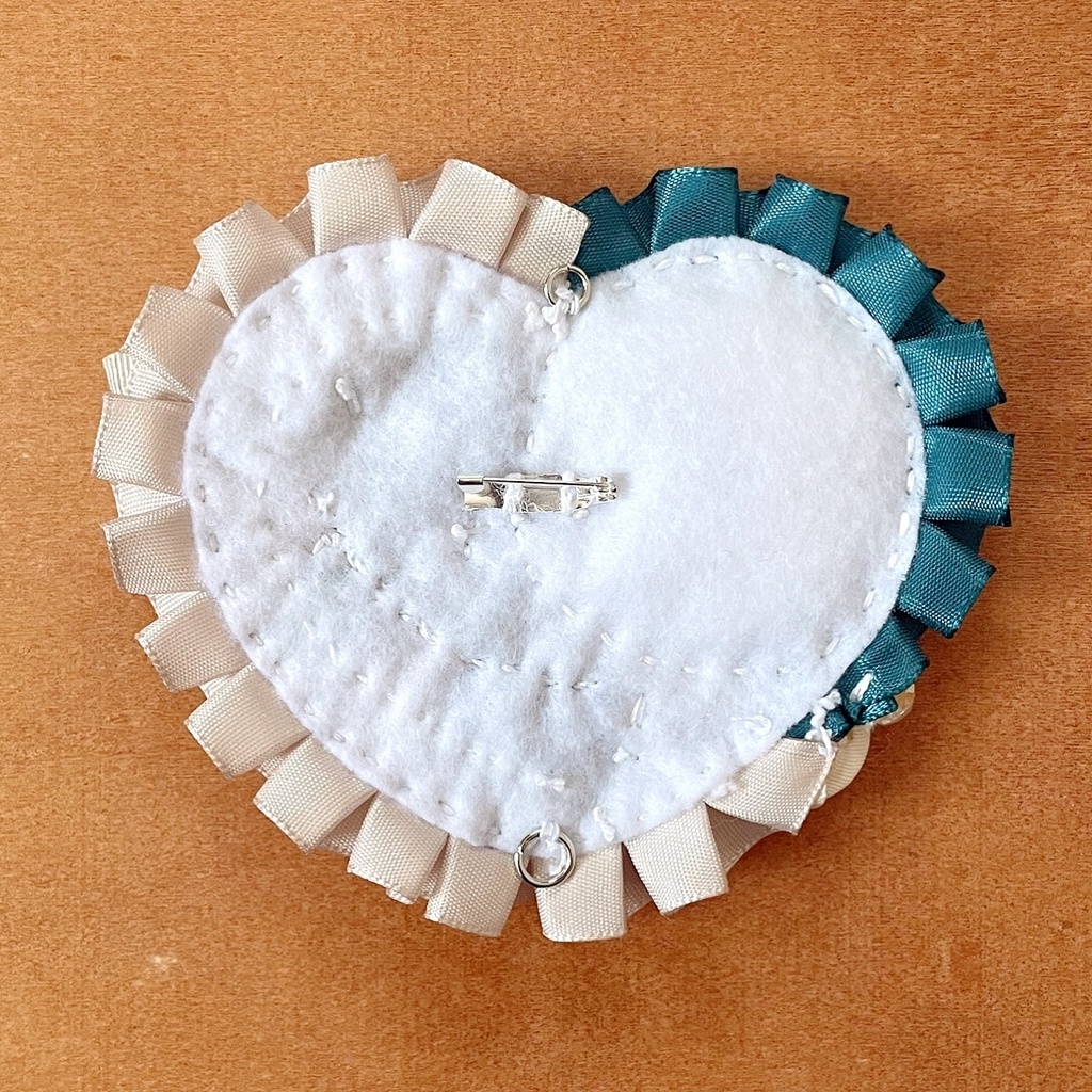 キーホルダーも付けられるハート型 缶バッジロゼット グリーン ビッグリボン