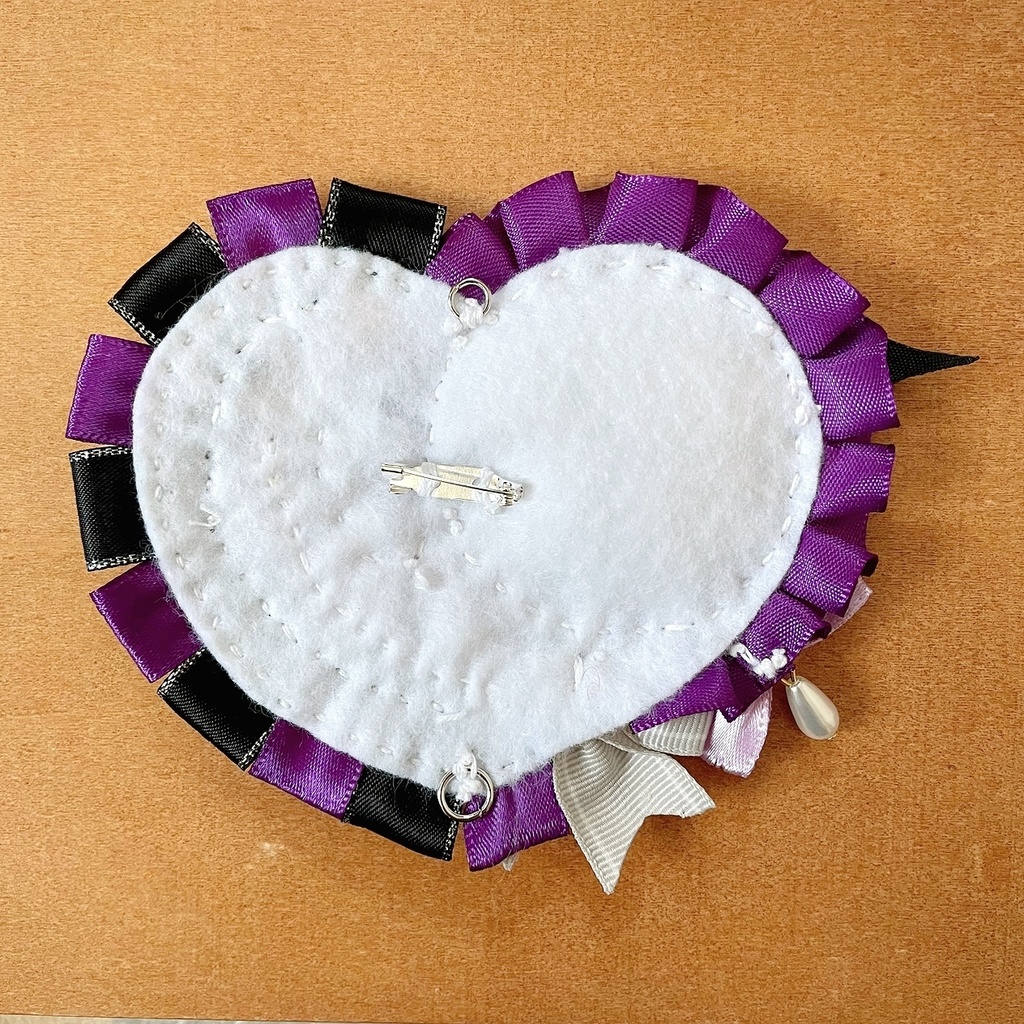 キーホルダーも付けられるハート型 缶バッジロゼット パープル ブラック デビル