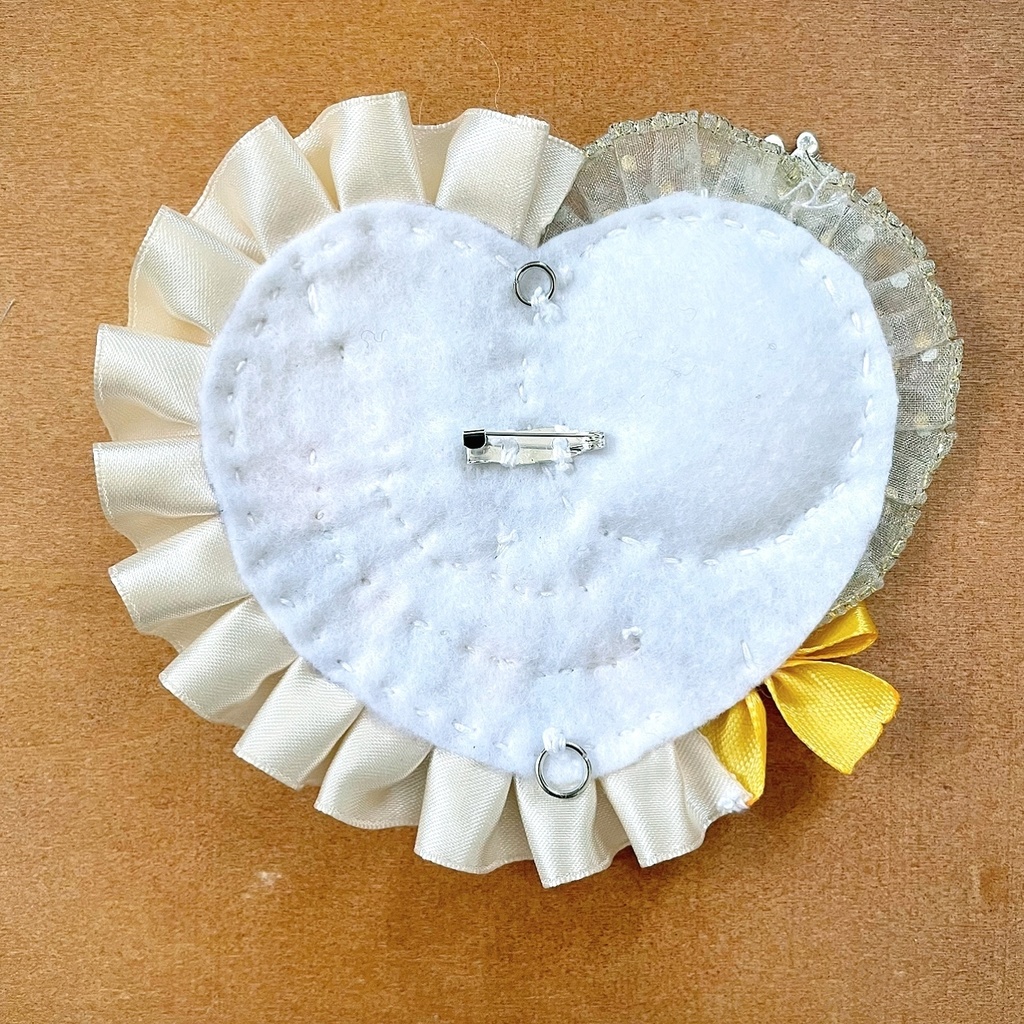 キーホルダーも付けられるハート型 缶バッジロゼット ライトイエロー ビッグリボン