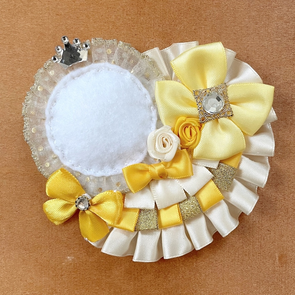 キーホルダーも付けられるハート型 缶バッジロゼット ライトイエロー ビッグリボン