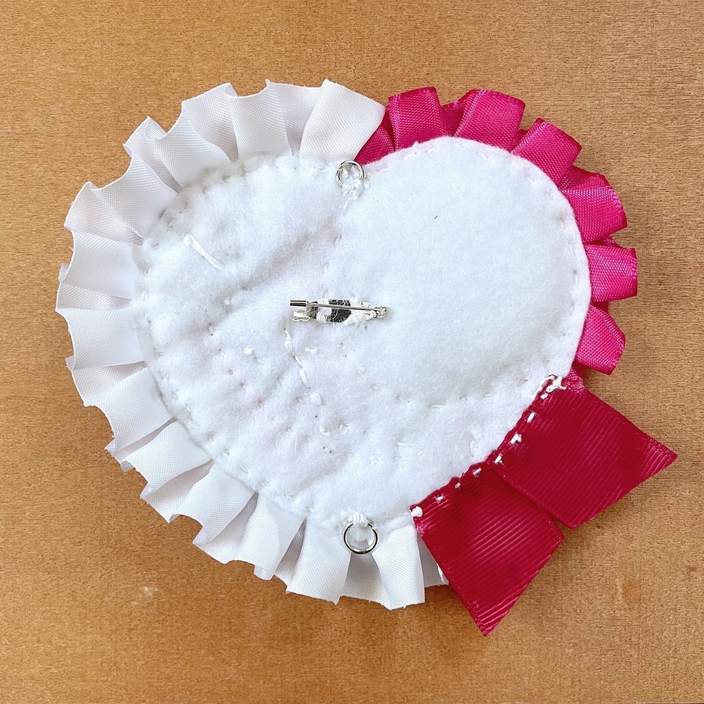 キーホルダーも付けられるハート型 缶バッジロゼット チェリーピンク ビッグリボン