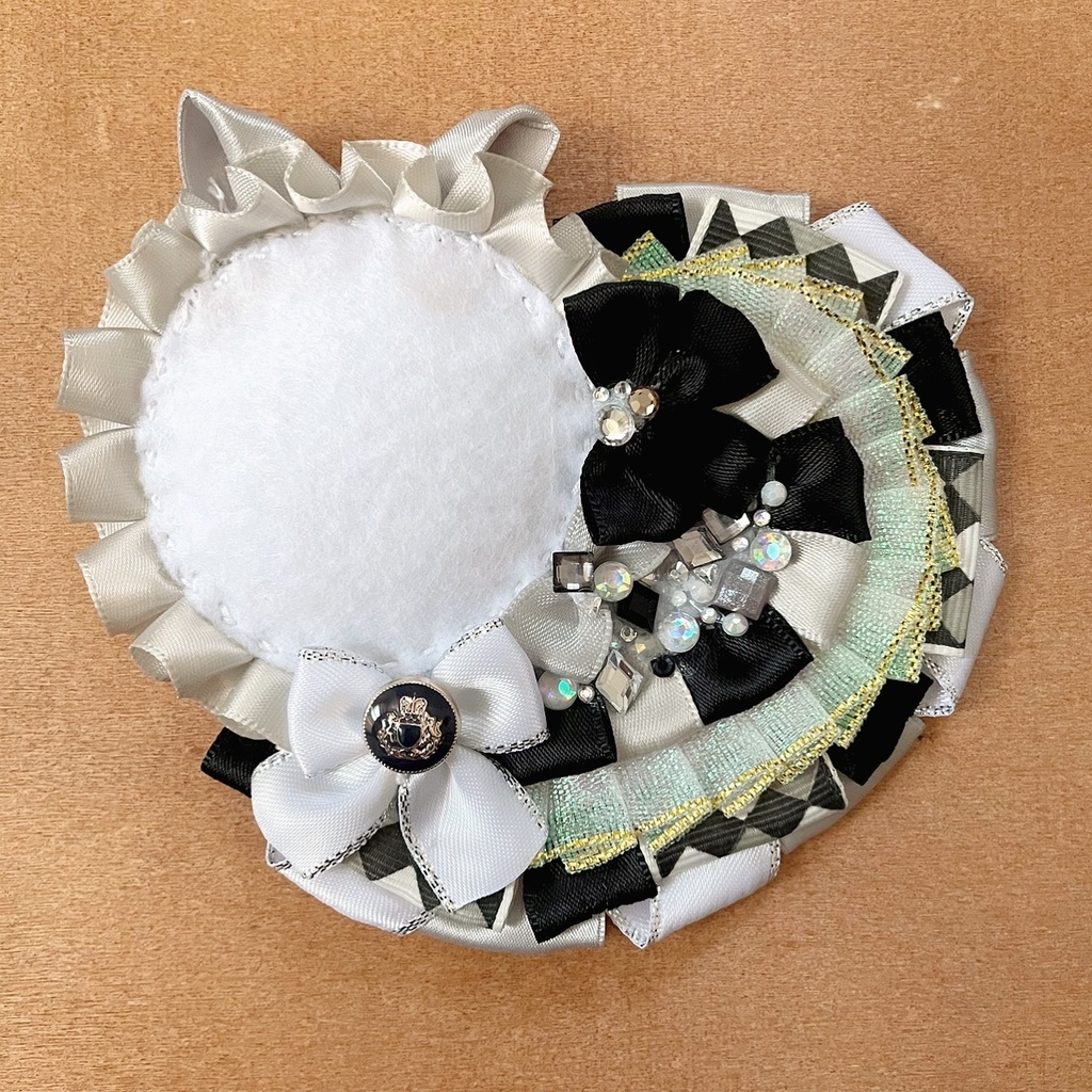 キーホルダーも付けられるハート型 缶バッジロゼット シルバーグレー ウルフ