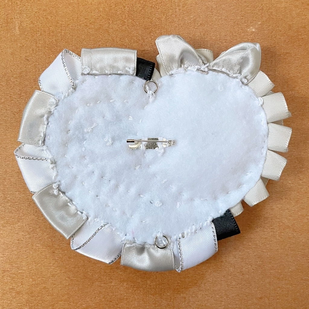 キーホルダーも付けられるハート型 缶バッジロゼット シルバーグレー ウルフ