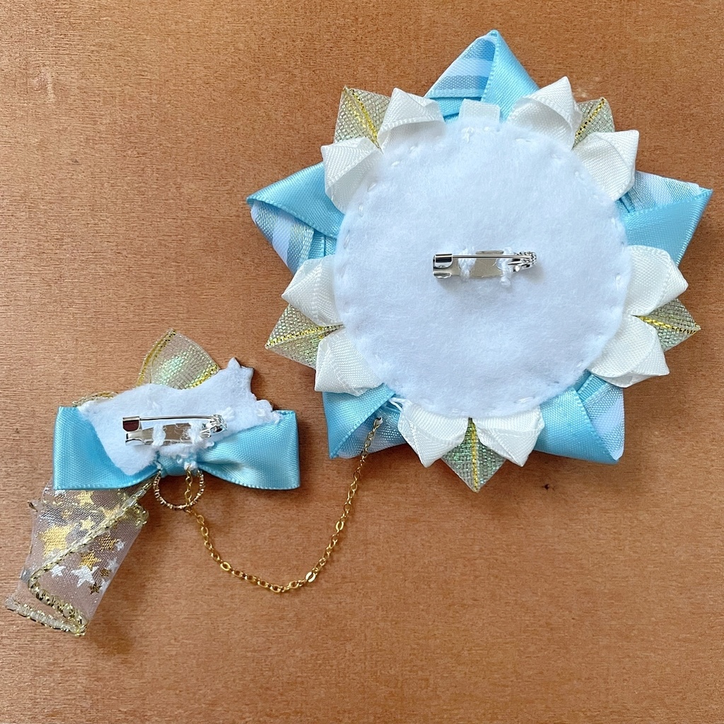 キーホルダーもつけられる スター型缶バッジロゼット ペールブルー