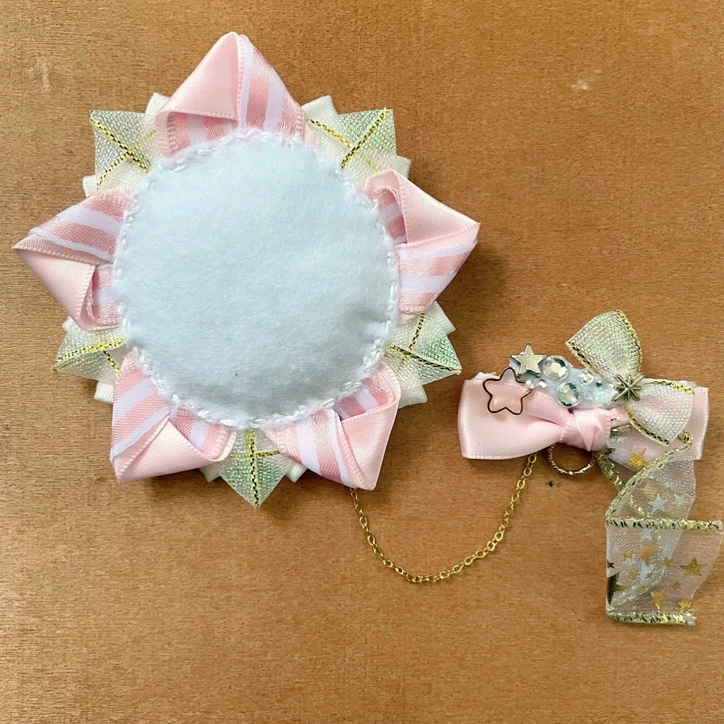 キーホルダーもつけられる スター型缶バッジロゼット ピンク