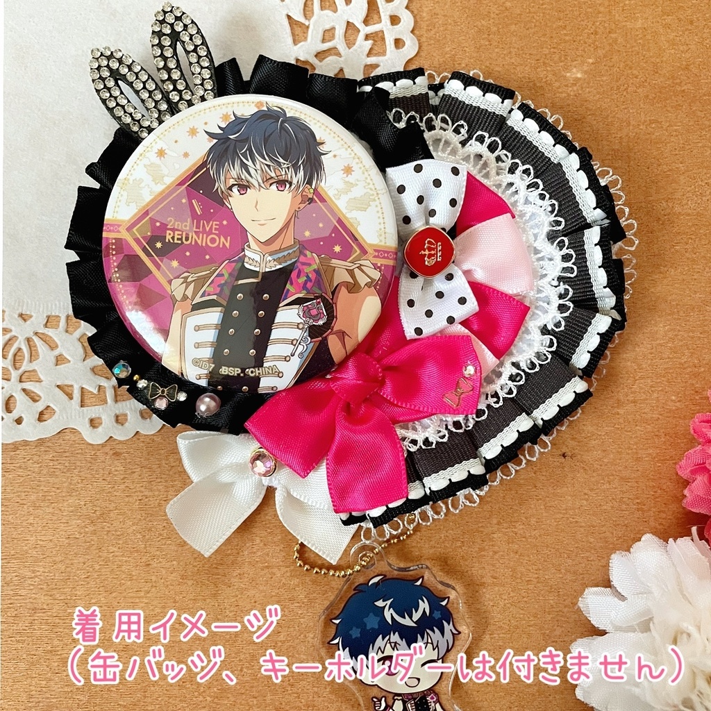 キーホルダーも付けられるハート型 缶バッジロゼット ピンク モノクロ ラビット