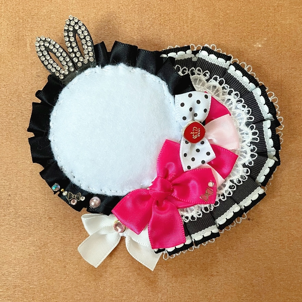 キーホルダーも付けられるハート型 缶バッジロゼット ピンク モノクロ ラビット