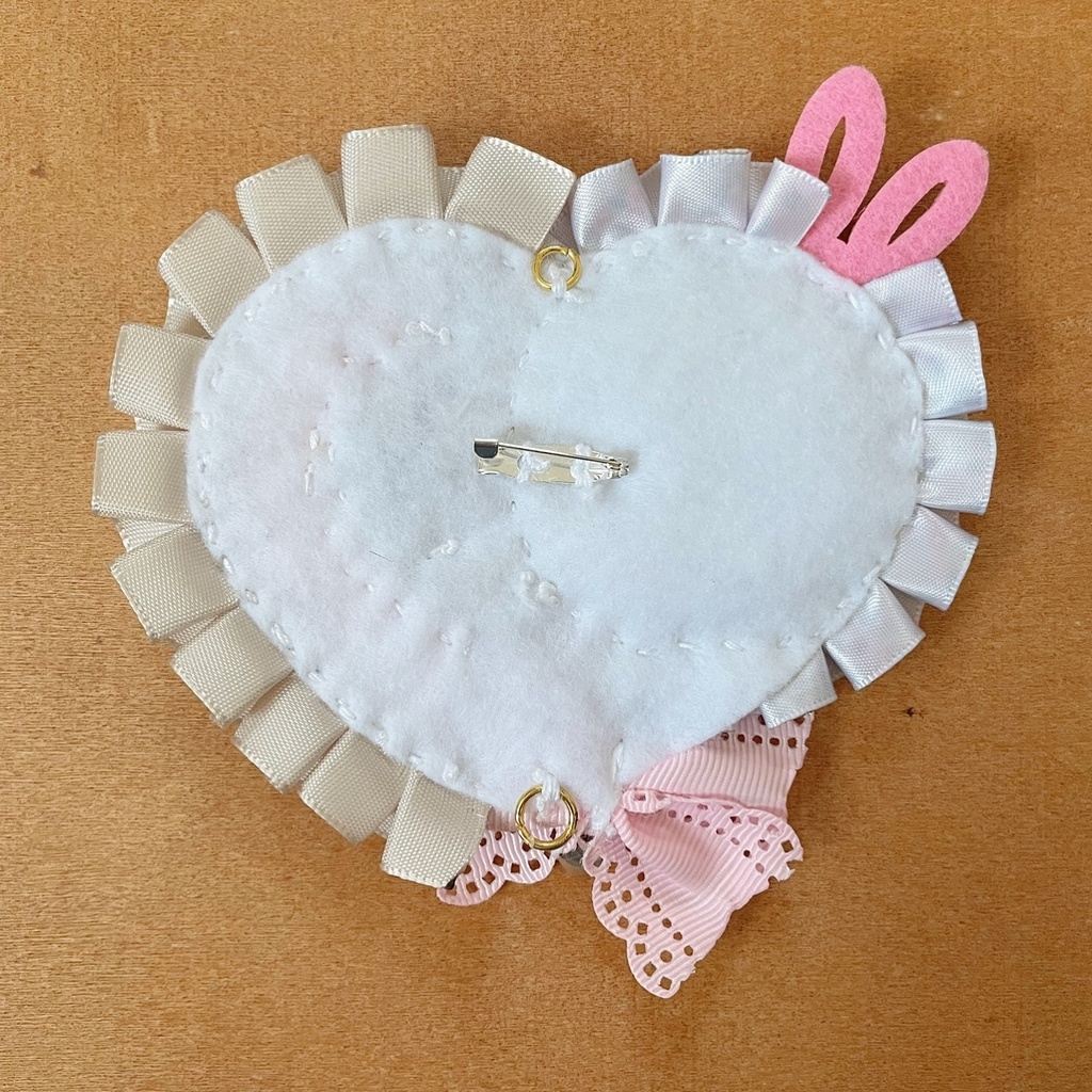 キーホルダーも付けられるハート型 缶バッジロゼット ストロベリ チョコ ラビット