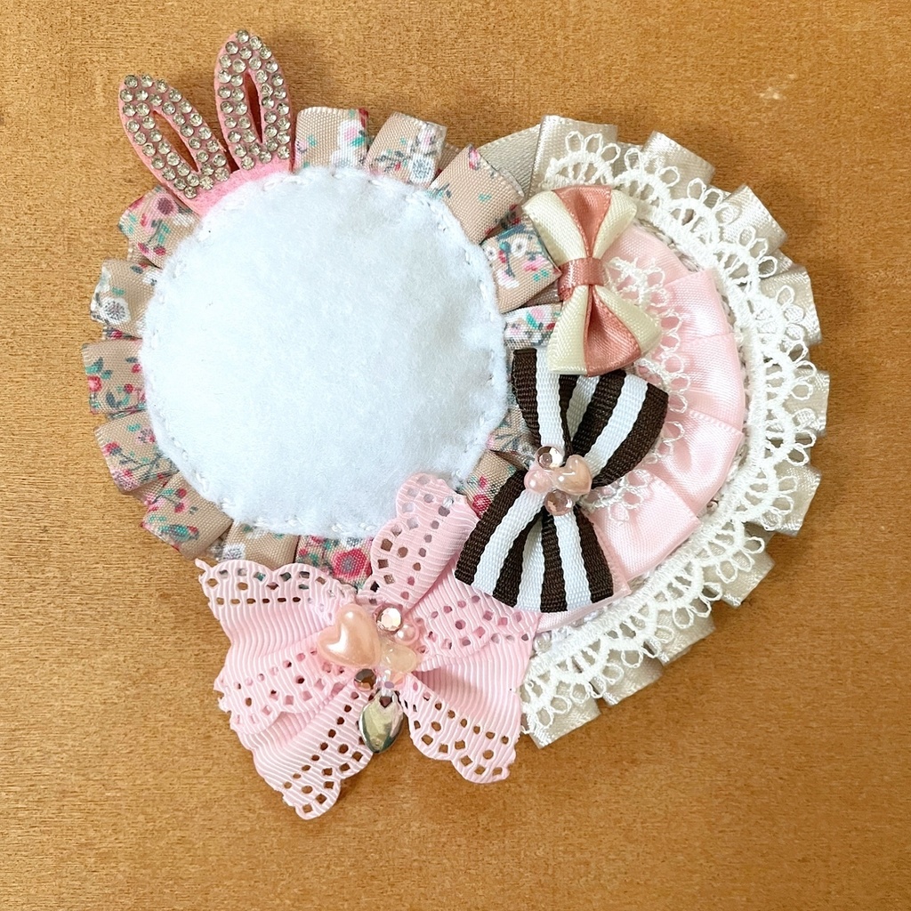 キーホルダーも付けられるハート型 缶バッジロゼット ストロベリ チョコ ラビット