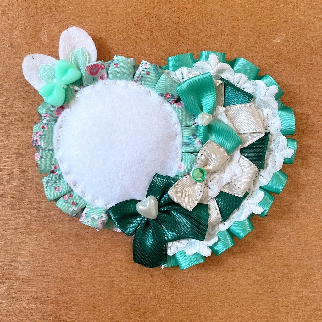 キーホルダーも付けられるハート型 缶バッジロゼット ミントグリーン ラビット