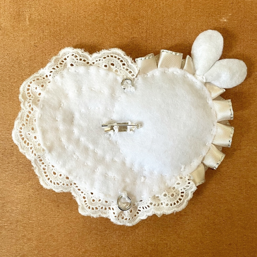 キーホルダーも付けられるハート型 缶バッジロゼット ホワイトカラー ラビット