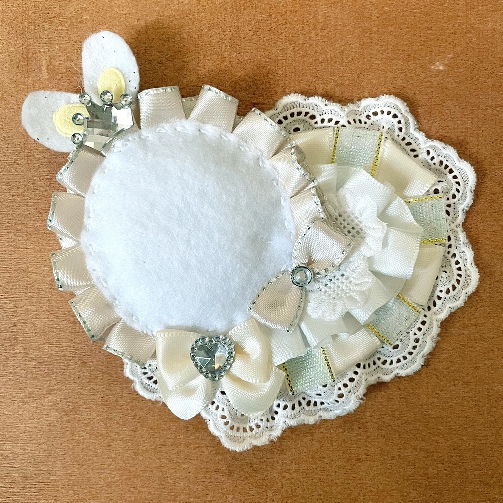 キーホルダーも付けられるハート型 缶バッジロゼット ホワイトカラー ラビット