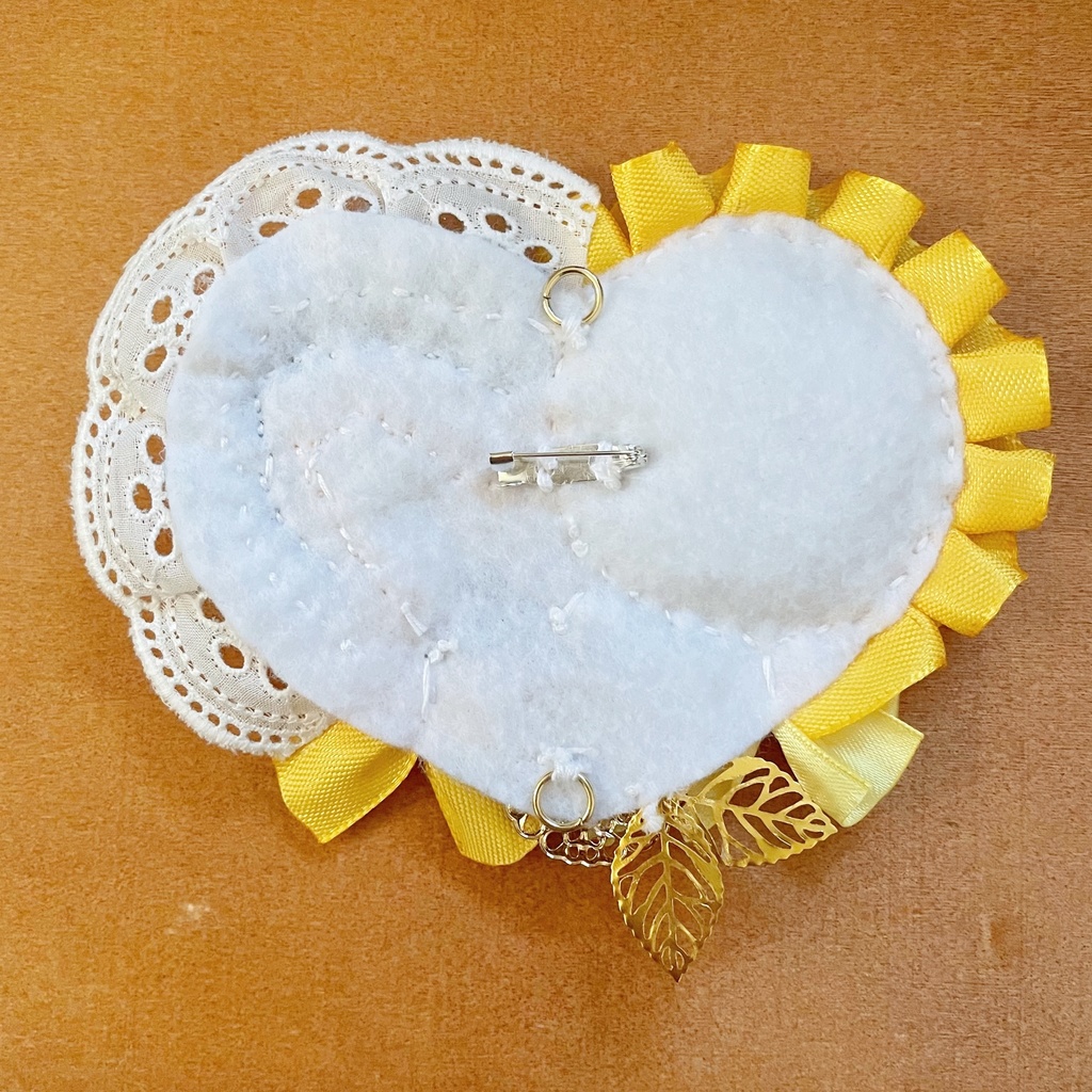 キーホルダーも付けられるハート型 缶バッジロゼット イエロー サンフラワー